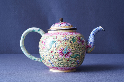 Une th&eacute;i&egrave;re couverte en &eacute;maux de Canton, Chine, Qianlong