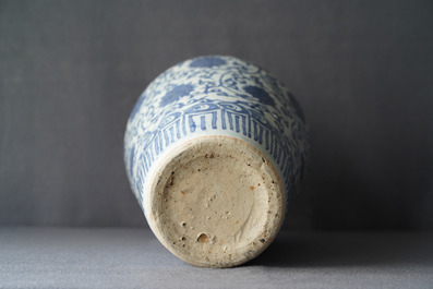 Un vase imp&eacute;rial de forme meiping en porcelaine de Chine bleu et blanc, marque et &eacute;poque de Wanli