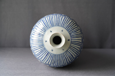 Un vase imp&eacute;rial de forme meiping en porcelaine de Chine bleu et blanc, marque et &eacute;poque de Wanli