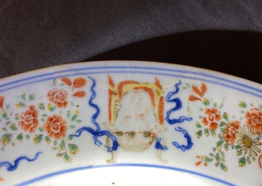 Un plat en porcelaine de Chine verte-Imari pour le march&eacute; portugais aux armes d'Ataide, vers 1720