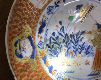 Une paire d'assiettes en porcelaine de Chine de style Imari &agrave; d&eacute;cor 'Dames au Parasol', Qianlong