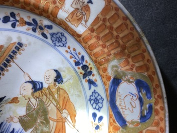 Une paire d'assiettes en porcelaine de Chine de style Imari &agrave; d&eacute;cor 'Dames au Parasol', Qianlong