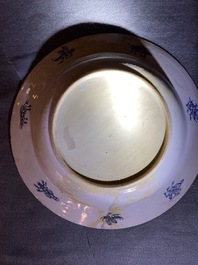 Une paire d'assiettes en porcelaine de Chine de style Imari &agrave; d&eacute;cor 'Dames au Parasol', Qianlong