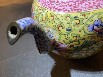 Une th&eacute;i&egrave;re couverte en &eacute;maux de Canton, Chine, Qianlong