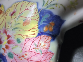 Une verseuse en porcelaine de Chine famille rose &agrave; d&eacute;cor 'Feuille de tabac', Qianlong