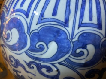 Un vase imp&eacute;rial de forme meiping en porcelaine de Chine bleu et blanc, marque et &eacute;poque de Wanli