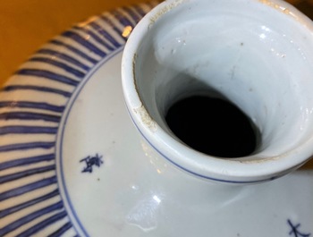 Un vase imp&eacute;rial de forme meiping en porcelaine de Chine bleu et blanc, marque et &eacute;poque de Wanli