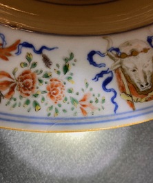 Un plat en porcelaine de Chine verte-Imari pour le march&eacute; portugais aux armes d'Ataide, vers 1720