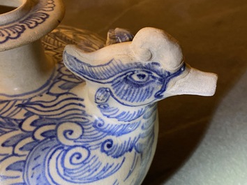 Een blauw-witte Annamese kendi in de vorm van twee eenden, Vietnam, 14/15e eeuw