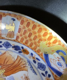 Une paire d'assiettes en porcelaine de Chine de style Imari &agrave; d&eacute;cor 'Dames au Parasol', Qianlong