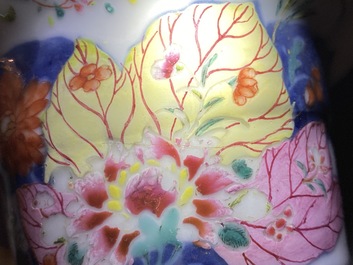 Une verseuse en porcelaine de Chine famille rose &agrave; d&eacute;cor 'Feuille de tabac', Qianlong