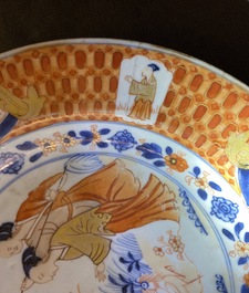 Une paire d'assiettes en porcelaine de Chine de style Imari &agrave; d&eacute;cor 'Dames au Parasol', Qianlong