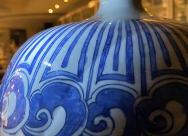 Un vase imp&eacute;rial de forme meiping en porcelaine de Chine bleu et blanc, marque et &eacute;poque de Wanli