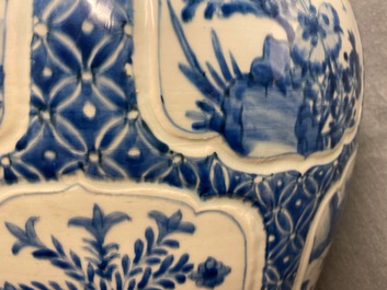 Un vase couvert en porcelaine de Chine en bleu et blanc, Kangxi
