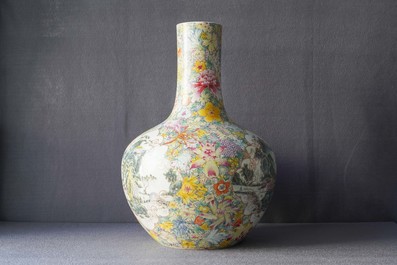 Une paire de vases de forme tianqiu ping en porcelaine de Chine famille rose, marque de Qianlong, 19/20&egrave;me