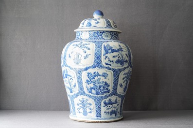 Un vase couvert en porcelaine de Chine en bleu et blanc, Kangxi