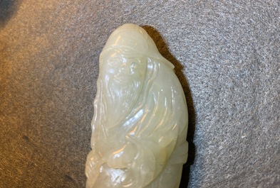 Deux pi&egrave;ces en jade c&eacute;ladon p&acirc;le sculpt&eacute;, Chine, Qing
