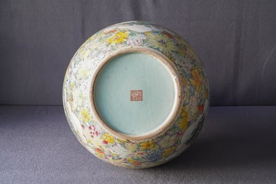 Une paire de vases de forme tianqiu ping en porcelaine de Chine famille rose, marque de Qianlong, 19/20&egrave;me