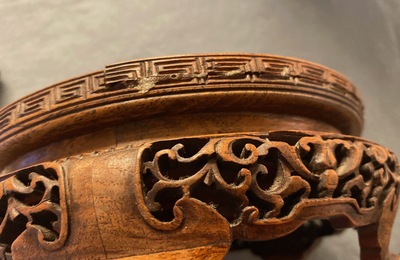 Un vase en porcelaine de Chine en bleu et blanc &agrave; d&eacute;cor de dragons, Kangxi