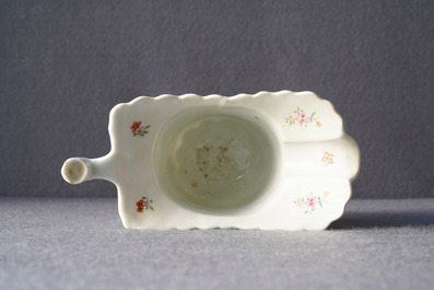 Une verseuse en porcelaine de Chine famille rose &agrave; d&eacute;cor 'Feuille de tabac', Qianlong