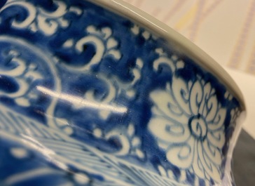 Un vase couvert en porcelaine de Chine en bleu et blanc, Kangxi