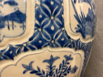 Un vase couvert en porcelaine de Chine en bleu et blanc, Kangxi