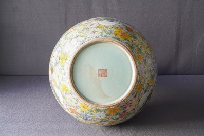 Une paire de vases de forme tianqiu ping en porcelaine de Chine famille rose, marque de Qianlong, 19/20&egrave;me