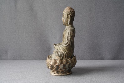 Une figure de Bouddha sur tr&ocirc;ne de lotus en bronze, Chine, Ming