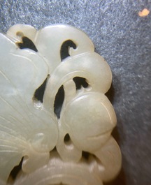 Deux pi&egrave;ces en jade c&eacute;ladon p&acirc;le sculpt&eacute;, Chine, Qing