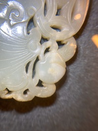 Deux pi&egrave;ces en jade c&eacute;ladon p&acirc;le sculpt&eacute;, Chine, Qing