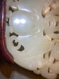Deux pi&egrave;ces en jade c&eacute;ladon p&acirc;le sculpt&eacute;, Chine, Qing