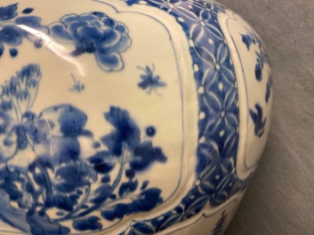 Un vase couvert en porcelaine de Chine en bleu et blanc, Kangxi