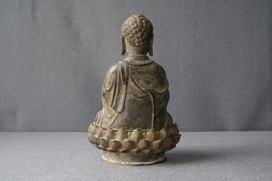 Une figure de Bouddha sur tr&ocirc;ne de lotus en bronze, Chine, Ming