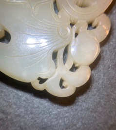 Deux pi&egrave;ces en jade c&eacute;ladon p&acirc;le sculpt&eacute;, Chine, Qing