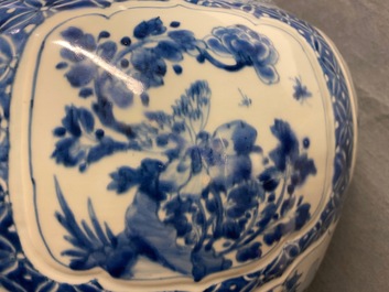 Un vase couvert en porcelaine de Chine en bleu et blanc, Kangxi