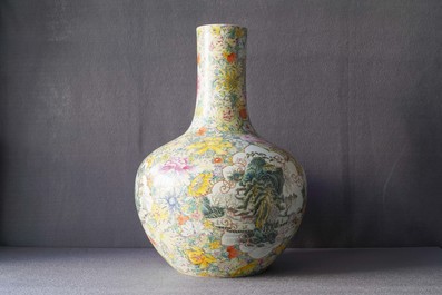 Une paire de vases de forme tianqiu ping en porcelaine de Chine famille rose, marque de Qianlong, 19/20&egrave;me