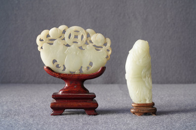 Deux pi&egrave;ces en jade c&eacute;ladon p&acirc;le sculpt&eacute;, Chine, Qing