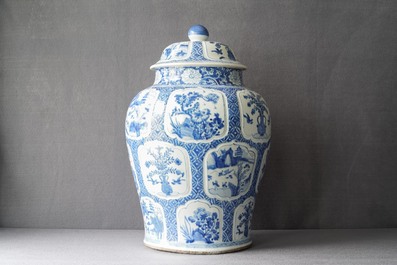 Un vase couvert en porcelaine de Chine en bleu et blanc, Kangxi