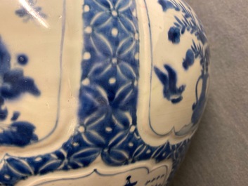 Un vase couvert en porcelaine de Chine en bleu et blanc, Kangxi