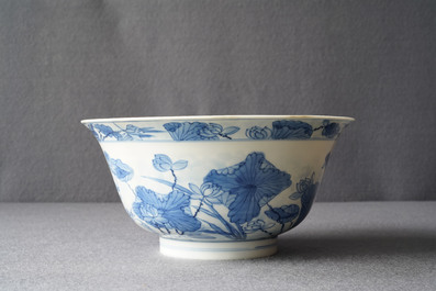 Un bol en porcelaine de Chine en bleu et blanc d&eacute;cor de h&eacute;rons, marque Fu, Kangxi