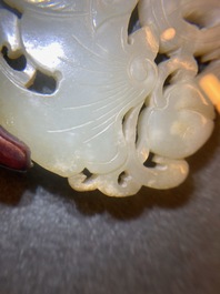 Deux pi&egrave;ces en jade c&eacute;ladon p&acirc;le sculpt&eacute;, Chine, Qing