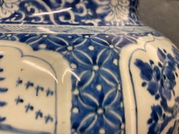 Un vase couvert en porcelaine de Chine en bleu et blanc, Kangxi