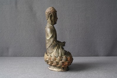 Une figure de Bouddha sur tr&ocirc;ne de lotus en bronze, Chine, Ming