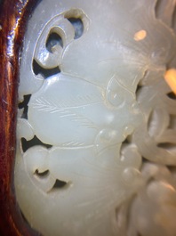 Deux pi&egrave;ces en jade c&eacute;ladon p&acirc;le sculpt&eacute;, Chine, Qing