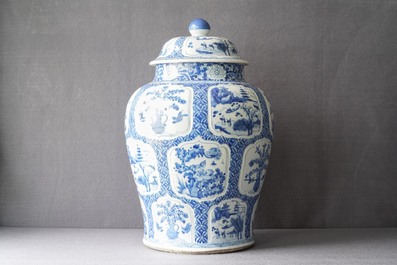 Un vase couvert en porcelaine de Chine en bleu et blanc, Kangxi