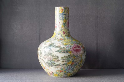 Une paire de vases de forme tianqiu ping en porcelaine de Chine famille rose, marque de Qianlong, 19/20&egrave;me