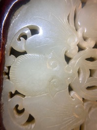 Deux pi&egrave;ces en jade c&eacute;ladon p&acirc;le sculpt&eacute;, Chine, Qing