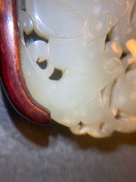 Deux pi&egrave;ces en jade c&eacute;ladon p&acirc;le sculpt&eacute;, Chine, Qing