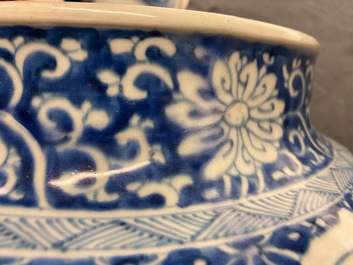 Un vase couvert en porcelaine de Chine en bleu et blanc, Kangxi