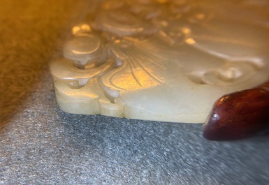 Deux pi&egrave;ces en jade c&eacute;ladon p&acirc;le sculpt&eacute;, Chine, Qing
